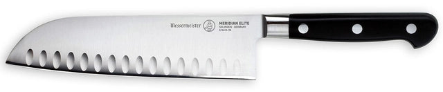En Messermeister Meridian Elite 18 cm Santoku-kokkekniv med hullslipning, laget av rustfritt stål med svart håndtak og tre nagler, vises på en hvit bakgrunn.