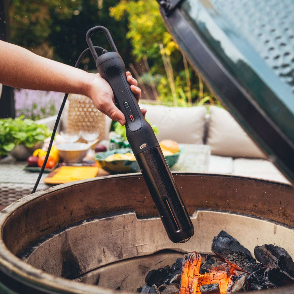 Looftlighter Pro tenner grillkull i en kullgrill