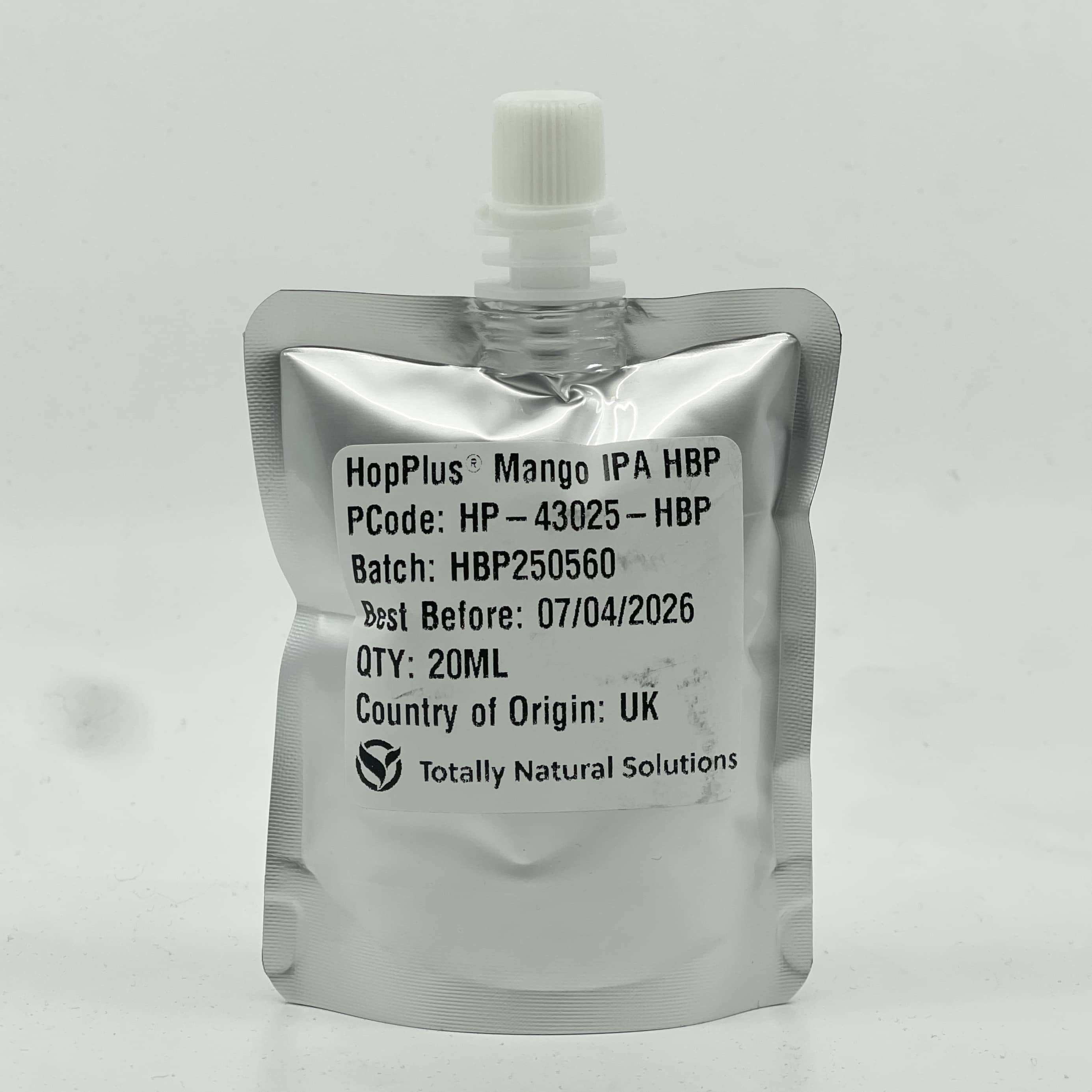 En sølvpose merket NaturalSensation Mango IPA fruktessens - 20ml Homebrew Pouch (Best før april 2026) fra Storbritannia har en hvit hette og er tilsatt humlearoma for å forbedre fruktessensen.