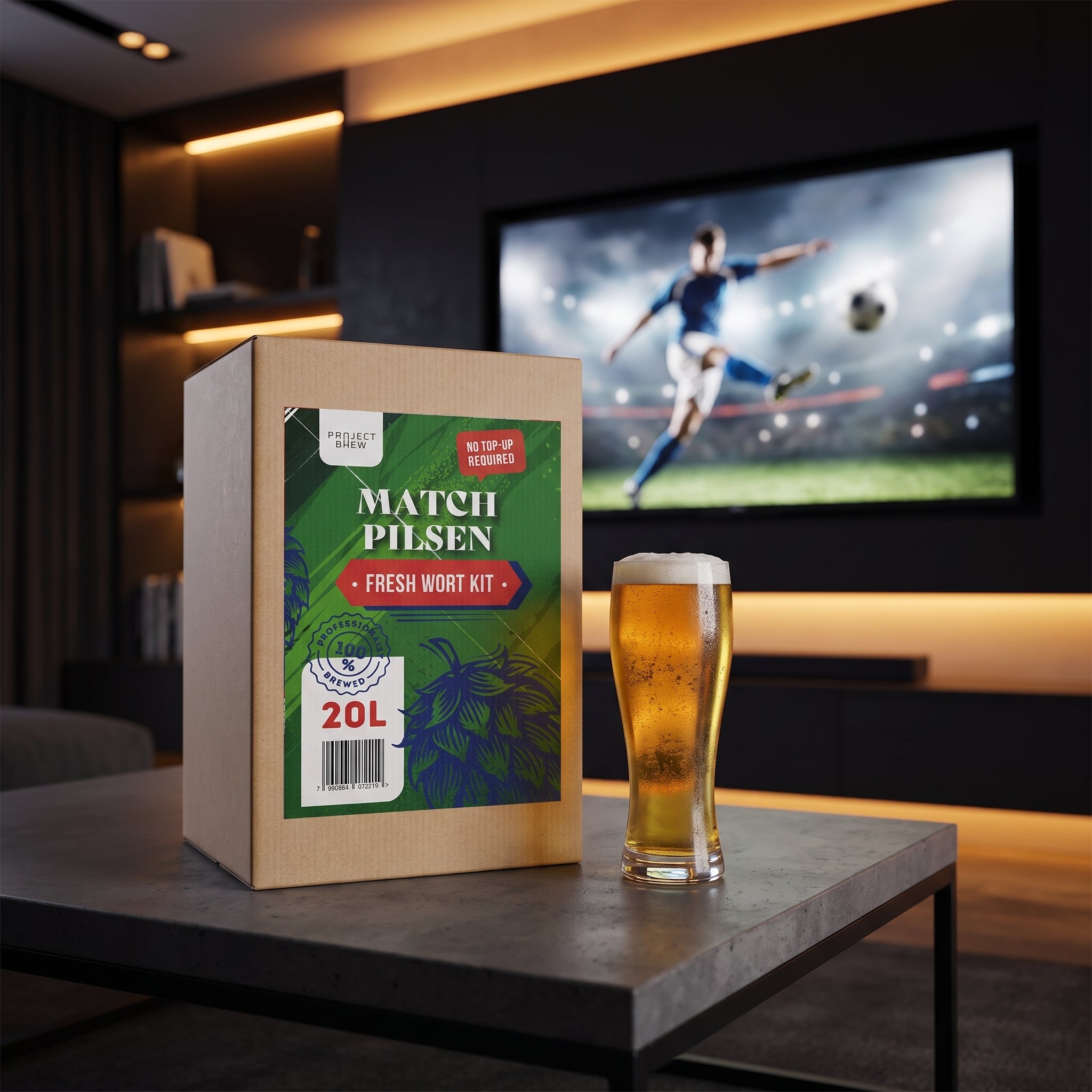 Et glass øl og en eske med «Match Pilsen – 20L Fresh Wort Kit» står på et bord i en moderne stue, mens det vises en fotballkamp på TV – noe som skaper den perfekte rammen for å nyte nybrygget øl fra «Match Pilsen – 20L Fresh Wort Kit» mens du ser på kampen.