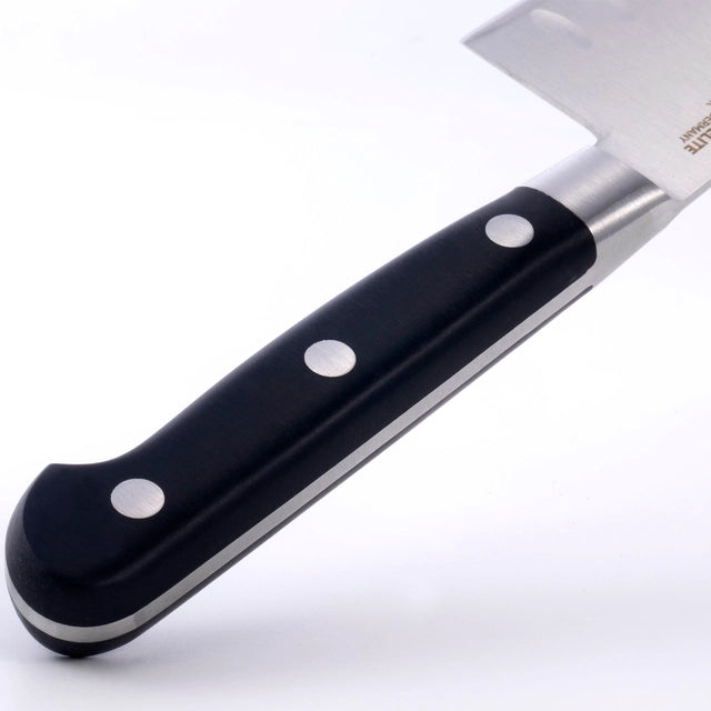 Nærbilde av håndtaket på Meridian Elite 18 cm Kullenschliff Santoku japansk kokkekniv fra Messermeister, med tre metallnitter og et svart grep, der en del av bladet i rustfritt stål er synlig mot en hvit bakgrunn.