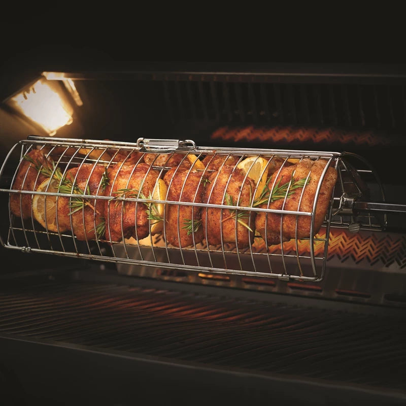 Kylling og sitronskiver med urter stekes i en Napoleon Fiskerist-rotisserie, og fyller ovnen med deilige dufter.
