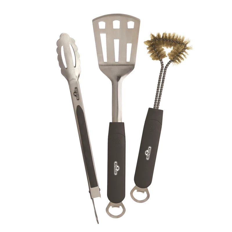 Napoleon-redskapssettet med grilltang, spade og børste har svarte håndtak, innebygde flaskeåpnere og ligger side om side.