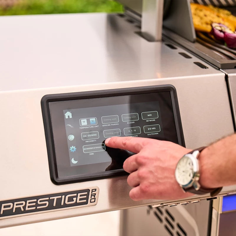 En person bruker berøringsskjermen på en Napoleon Prestige PRO™ 500 Connected, rustfritt stål/svart, og justerer enkelt innstillingene for den infrarøde SIZZLE ZONE med én finger.