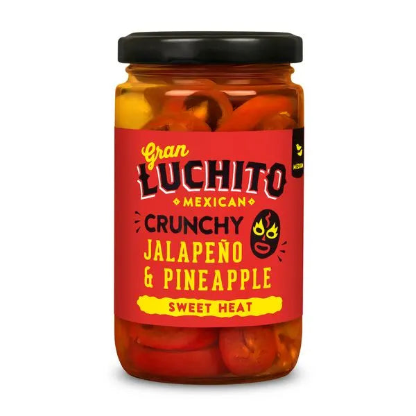 Et glass Gran Luchito Crunchy Jalapeño & Ananas 215 g, en perfekt meksikansk topping med skiver av jalapeños og søt ananas synlig inni.