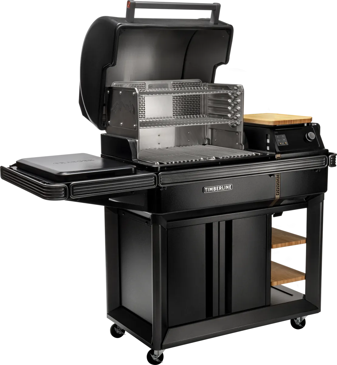 Traeger Timberline L pelletsgrill i svart har et åpent lokk, sidehylle, digitalt kontrollpanel, oppbevaringshyller og hjul - ideelt for utendørs matlaging.