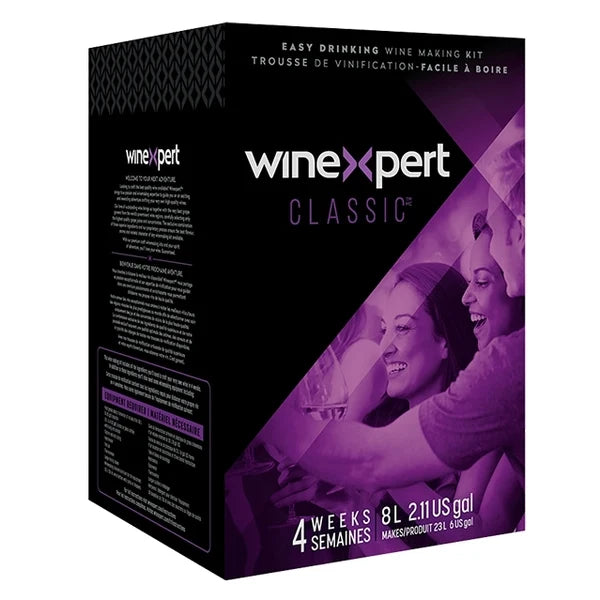 Eske med Classic Vinsett – kalifornisk Pinot Grigio – Winexpert-vinproduksjonssett, merket for 4 uker, 8 liter (2,11 US gal), med lilla grafikk som viser folk som smaker på vin. Dette Pinot Grigio-vinsettet gir deg en autentisk vinproduksjonsopplevelse hjemme.