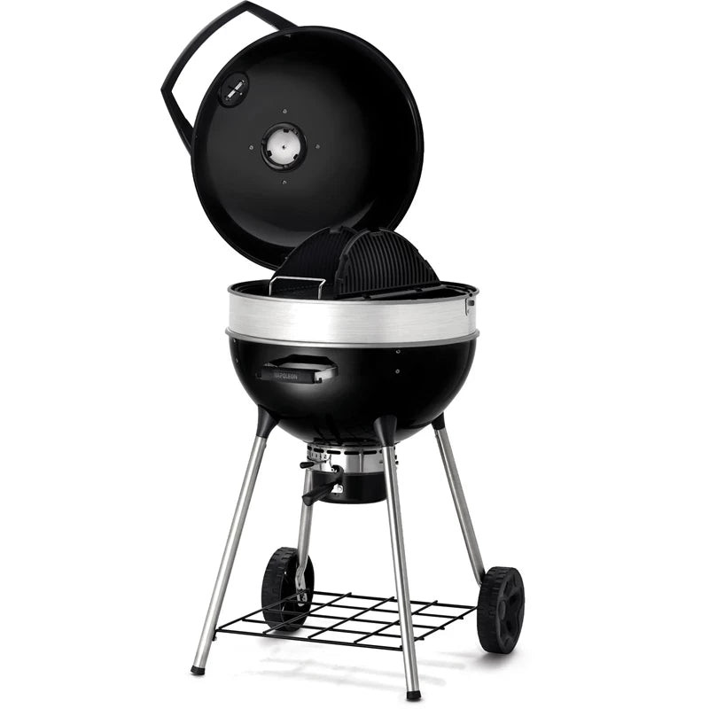 Napoleon PRO22 Kulegrill 57 cm er en svart, rund grill med hengslet lokk, to hjul, risthylle i metall og toppventil - perfekt designet for klassisk grilling og for å bringe deilig smak til enhver sammenkomst.