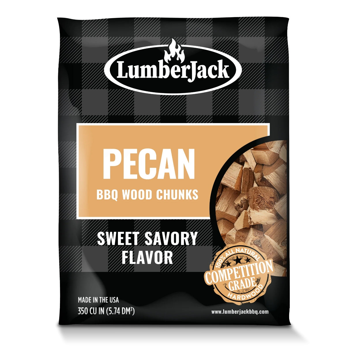 En pose LumberJack Pecan BBQ Wood Chunks med Sweet Savory Flavor-etikett, Competition Grade-merke, et bilde av trebiter og løfter om premium grilltre for den ultimate røyksmak-grillopplevelsen.