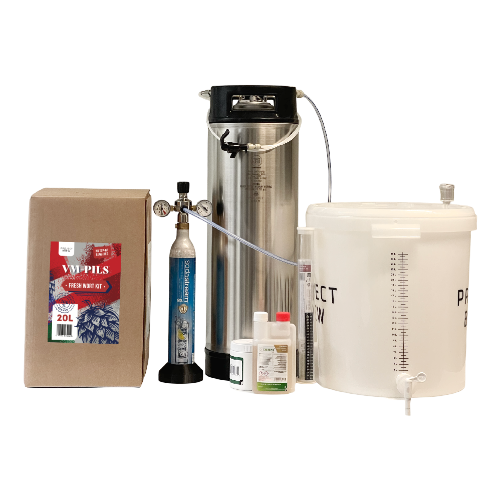 Simply VM - Komplett startsett med VM-Pils 20L Fresh Wort Kit inkluderer alt du trenger for hjemmebrygging: ingrediensboks, CO2-kanister, stålfat, gjæringsbøtte med tappekran, desinfeksjon og tilbehør - alt mot en nøytral bakgrunn.