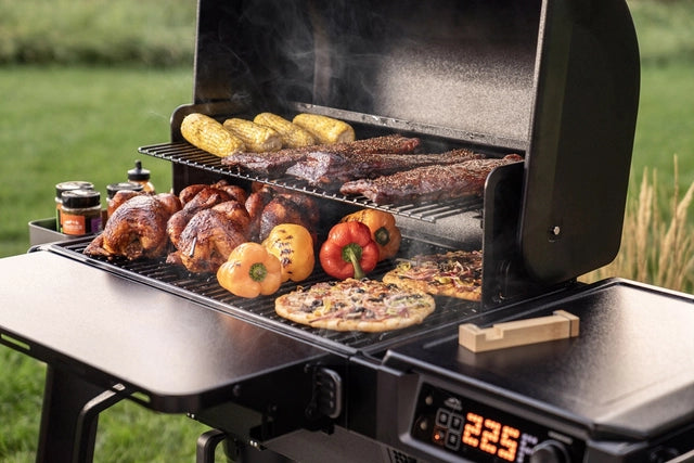 Traeger Woodridge Pelletsgrill (Forhåndsbestilling) gir autentisk vedfyrt grillsmak med WiFIRE-teknologi for enkel styring. Nyt mais, ribbe, kylling, paprika og pizza på grillen mens røyk stiger og temperaturdisplayet viser 225°F.