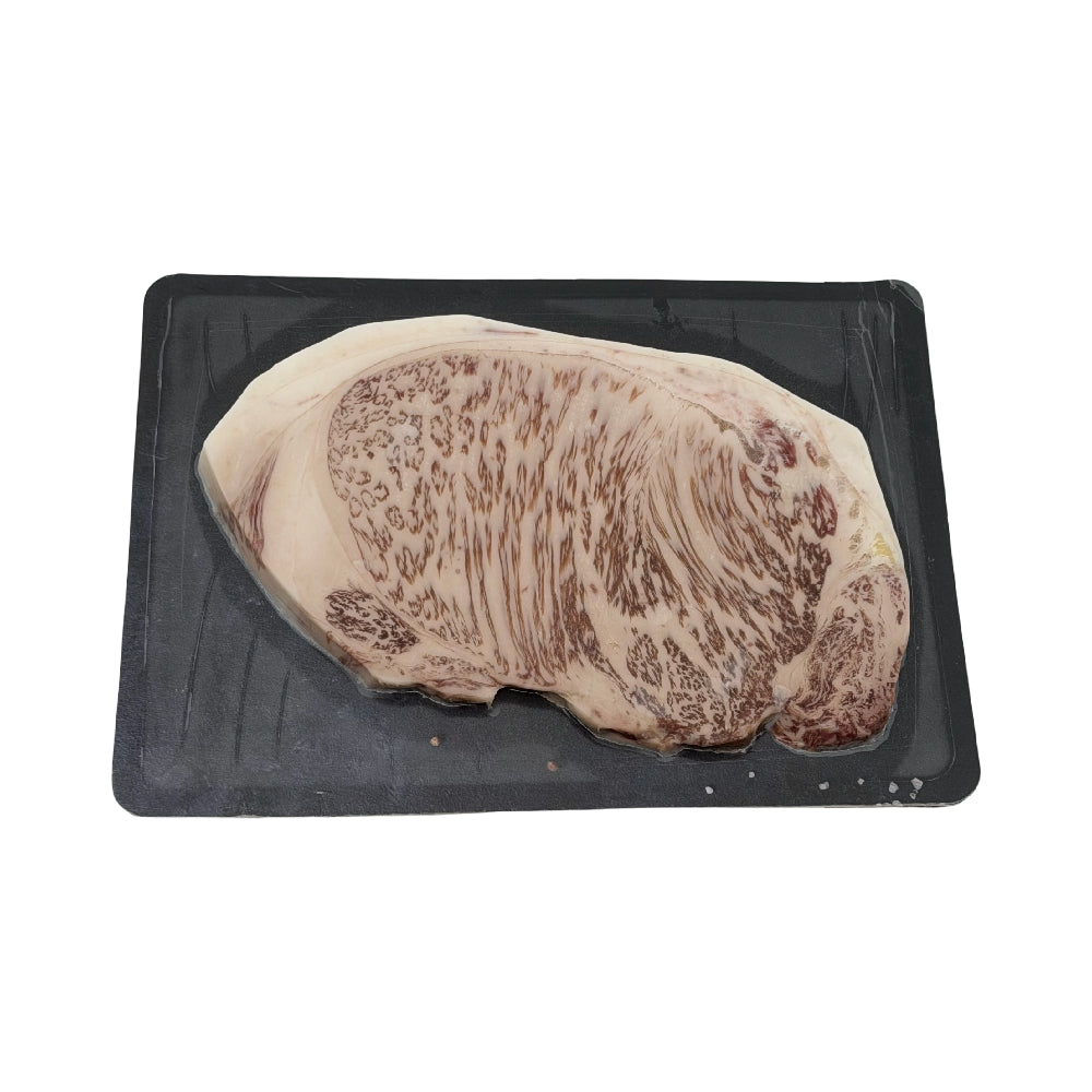 En rå, marmorert Wagyu Ytrefilet A5 Japan-biff på 250 g i vakuumforseglet svart plastemballasje.