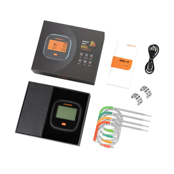 Inkbird IBBQ-4T WiFi Grilltermometer | 4 Prober-sett inkluderer digitalt display, fire fargekodede prober, USB-kabel, brukerhåndbok og metallklips - pent plassert ved siden av produktesken.