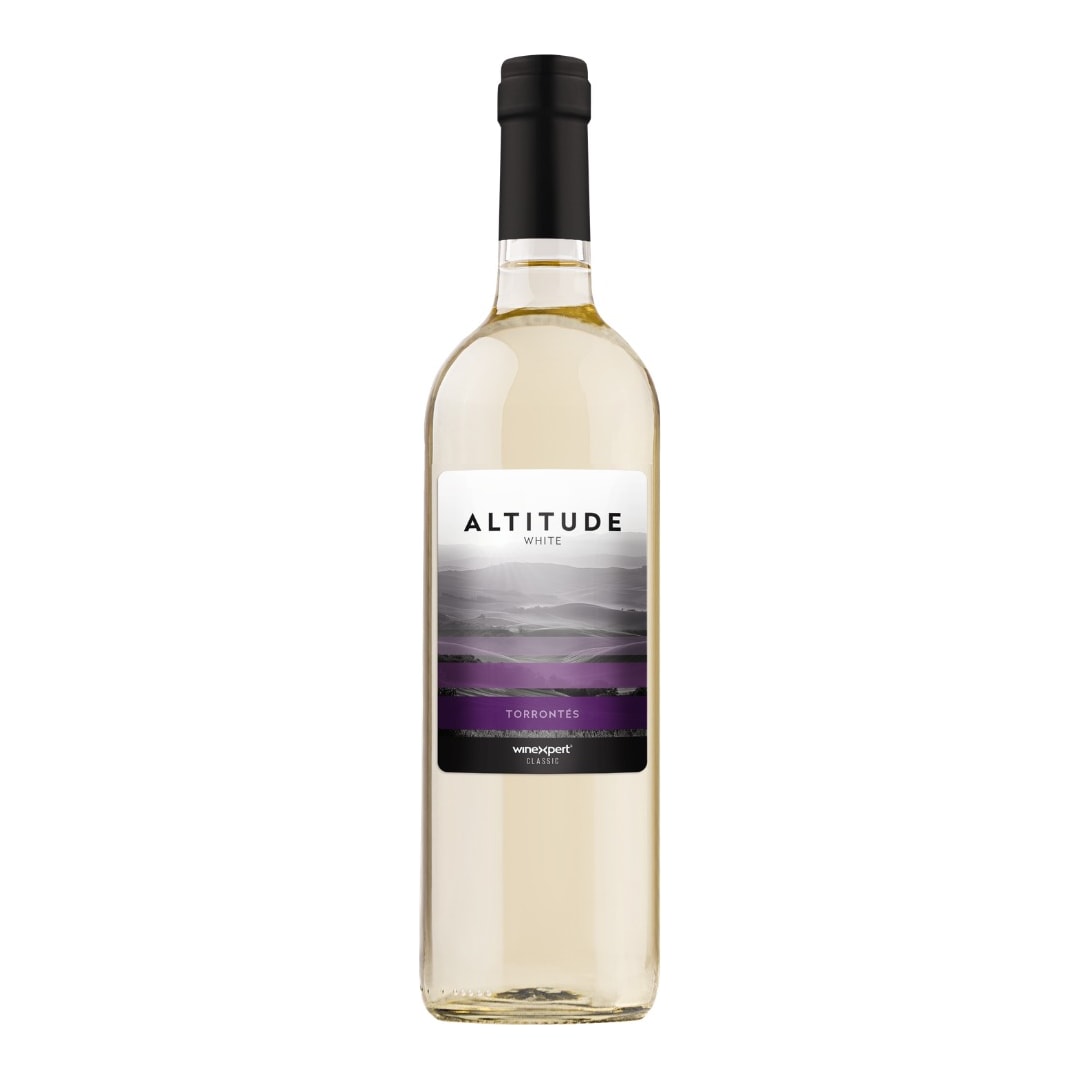 Flaska med vitt vin gjort av Winexpert Classic Altitude White vinsats, med vit Altitude-etikett