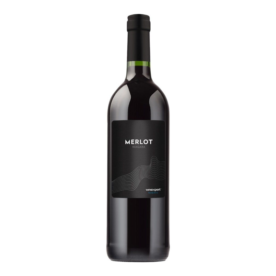 Flaska med rödvin gjort av Winexpert Reserve Merlot Niagara vinsats, med svart Merlot-etikett