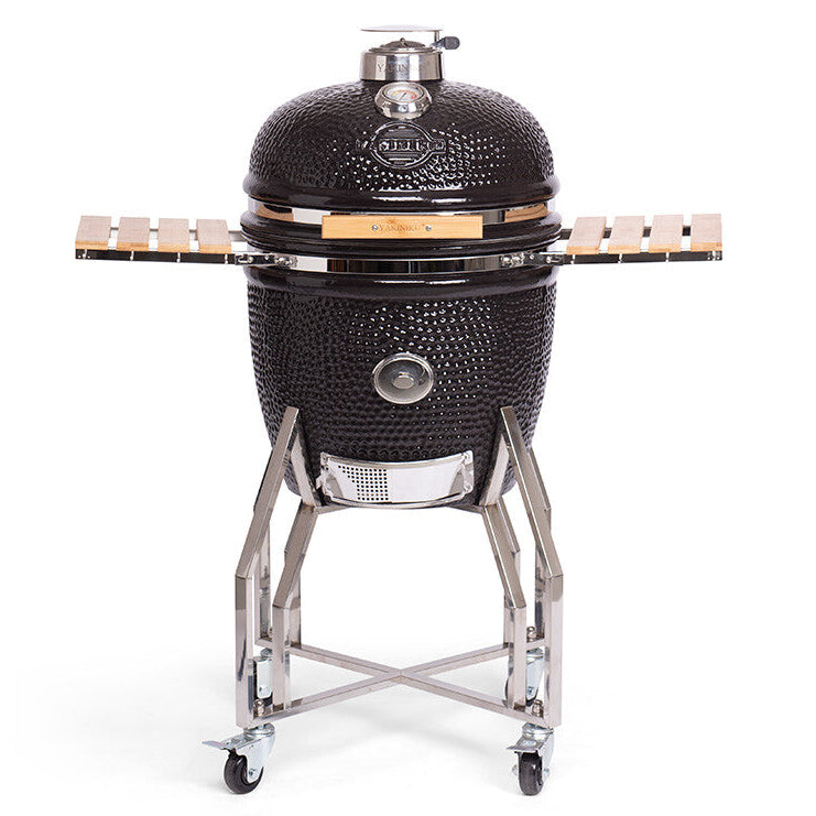 YAKINIKU Kamado Large 49 cm Complete er en svart keramisk grill i kamado-stil med kuppelformet lokk, stativ med hjul i rustfritt stål og to sidehyller i tre.
