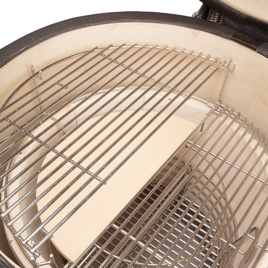 YAKINIKU Kamado Large Complete vises åpen, med rister i rustfritt stål, keramisk varmedeksel og pizzastein pent plassert på innsiden.