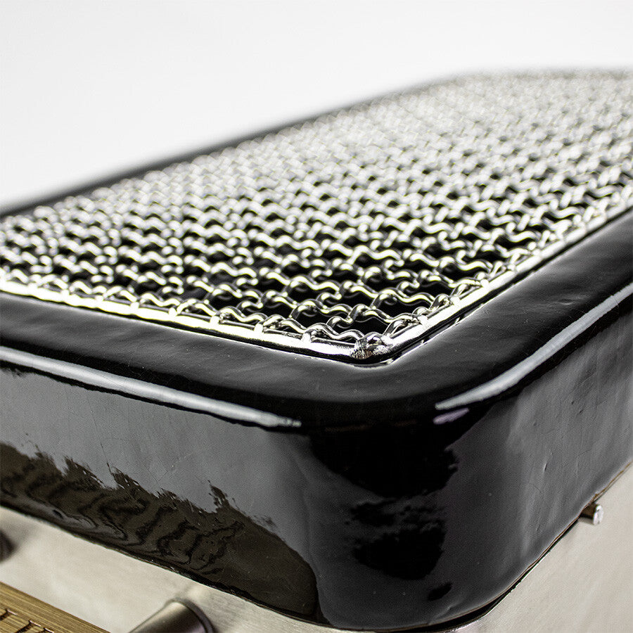 Nærbilde av en svart, rektangulær metallgrill med en blank, strukturert grillflate - en YAKINIKU MEDIUM rektangulær Shichirin PRO Konro & Yakitori-grill, ideell for bordgrilling.