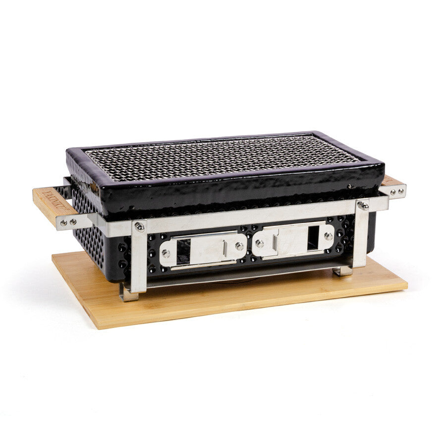 YAKINIKU Rectangular Shichirin | Konro & Yakitori Grill har et svart rektangulært design med metallnett på toppen, metallbeslag, sidehåndtak i tre og trebunn - perfekt som en stilig japansk bordgrill til ditt neste måltid.