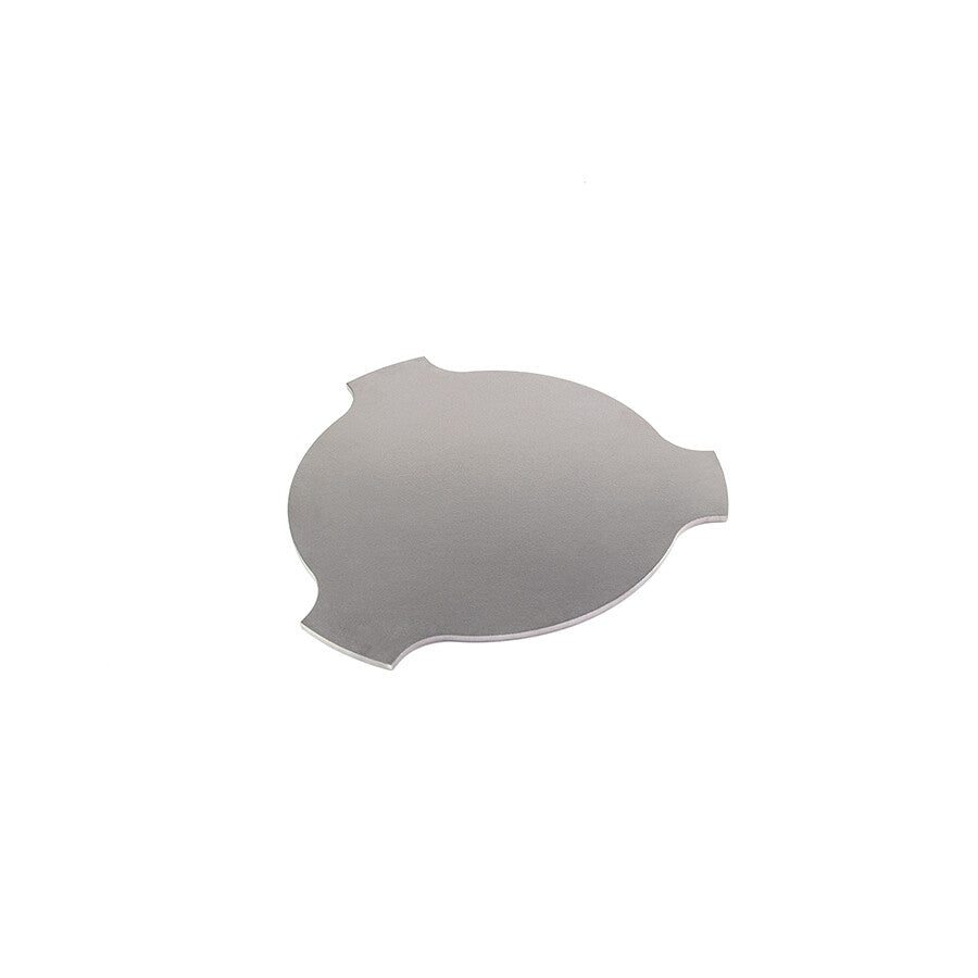 YAKINIKU Shichirin Teppanyaki Plate Rund, Medium - en rund, flat, grå tallerken av rustfritt stål med to små hakk på hver side - er vist mot en hvit bakgrunn.