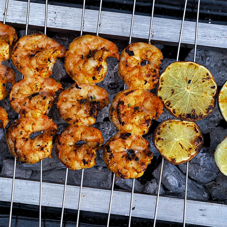 Tre rekespyd og to grillede limehalvdeler syder på YAKINIKU Shichirin Yakitori Bars | LARGE, og gir autentisk yakitori-smak.