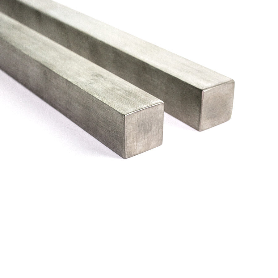 To firkantede metallstenger som ligger parallelt på en hvit flate, og som gjenspeiler den minimalistiske stilen til YAKINIKU Shichirin Yakitori Bars | MEDIUM.