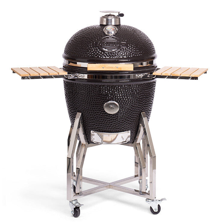 YAKINIKU Kamado XLARGE 56 cm komplett: Sort keramisk grill med buet lokk, innebygd termometer, sidehyller i tre og stativ i rustfritt stål med hjul.
