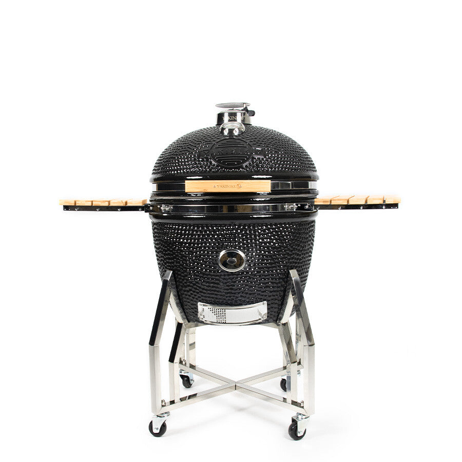 YAKINIKU XXLARGE Kamado Complete inkluderer sidehyller i tre og et slitesterkt metallstativ med hjul, vist på hvit bakgrunn. Legg til det valgfrie pro-settet for enda mer allsidig grilling.