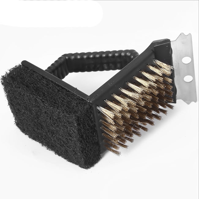 3-i-1 Grillbørste med Skrape, Kobberbust og Svamp for effektiv grillrengjøring - har svart håndtak, kobberbust, svamp og metallskrape for grundig rengjøring.