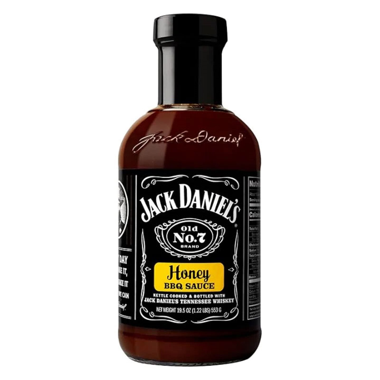 En 473 ml flaske Jack Daniel's BBQ Honey med svart kapsel, svart og gul etikett og klassisk Jack Daniel's Tennessee whiskey-merkevare på hvit bakgrunn.