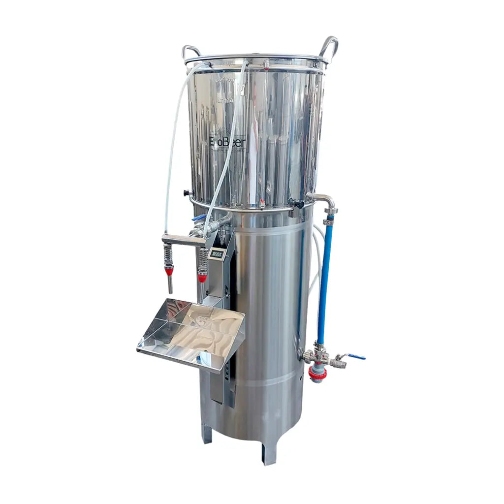 Enobeer Elektrisk Pasteuriseringsmaskin 200 L/t er vist mot en hvit bakgrunn, med slanger, oppsamlingsbrett og reguleringsventiler i rustfritt stål.