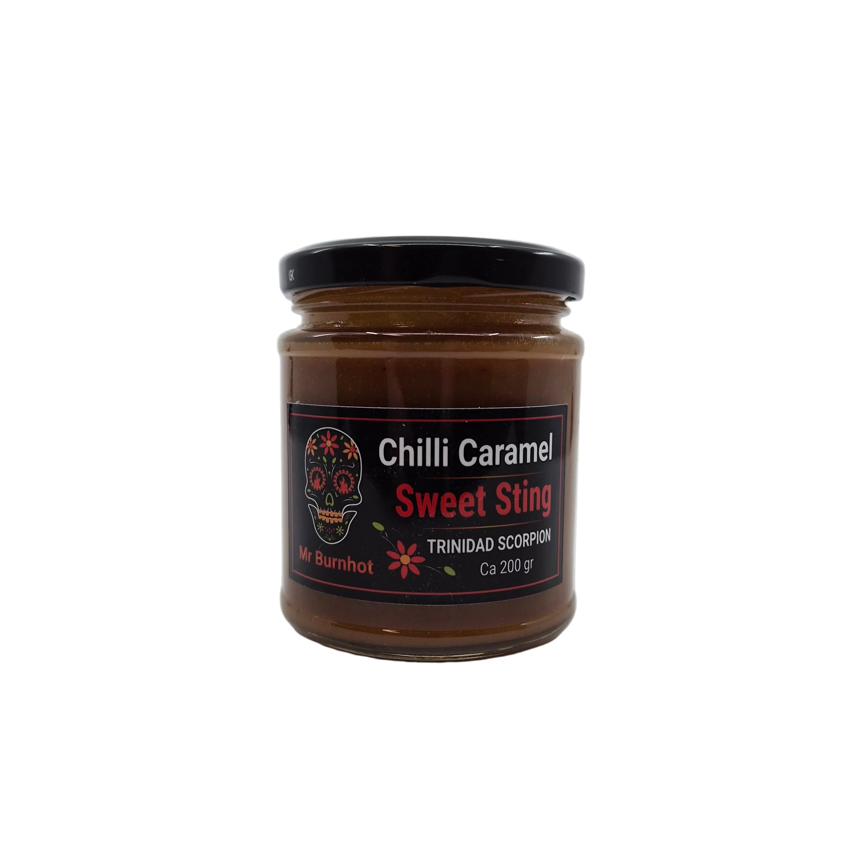 En glasskrukke på 200 g med «Sweet Sting Spicy Caramel» fra Mr Burnhot, håndlaget med Trinidad Scorpion-chili og merket «håndlaget karamell», har en iøynefallende grafikk av et hodeskallemotiv på etiketten og er utstyrt med et elegant svart lokk – perfekt for alle som har lyst på svært sterk karamell.