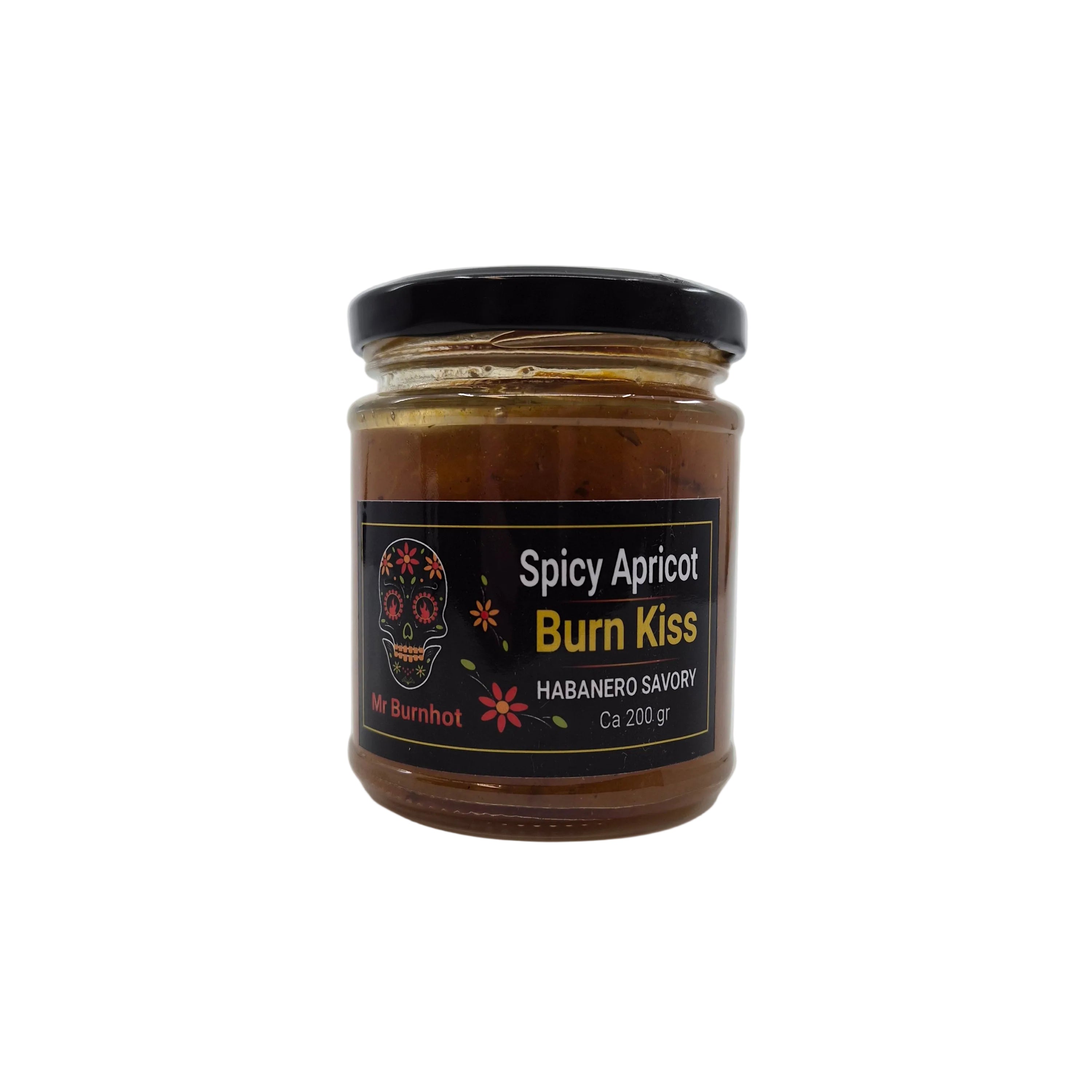 En 200-grams glasskrukke med «Burn Kiss Spicy Apricot» fra Mr Burnhot, med svart lokk og en iøynefallende dødninghode-grafikk, inneholder håndlaget syltetøy med en brennende vri. Denne smakfulle syltetøyen kombinerer den kraftige habanero-smaken med saftig aprikos og gir en uforglemmelig smaksopplevelse som er perfekt for de som elsker krydder.