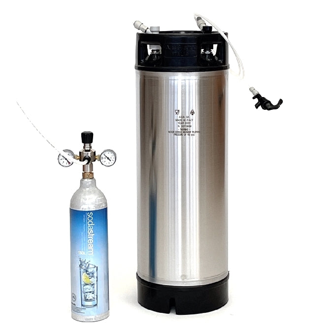 En Brewshop Fatpakke 885g Sodastream 23L fat med pushfit hurtigkoblinger sitter ved siden av en Sodastream startsett med CO2-flaske, regulator og målere.