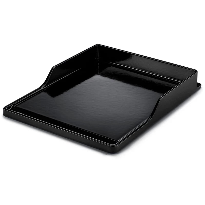Et skinnende svart brevbrett på hvit bakgrunn, inspirert av den elegante, porselensemaljerte støpejernsfinishen som preger den eksklusive Napoleon Plancha Drop-In-grillen.