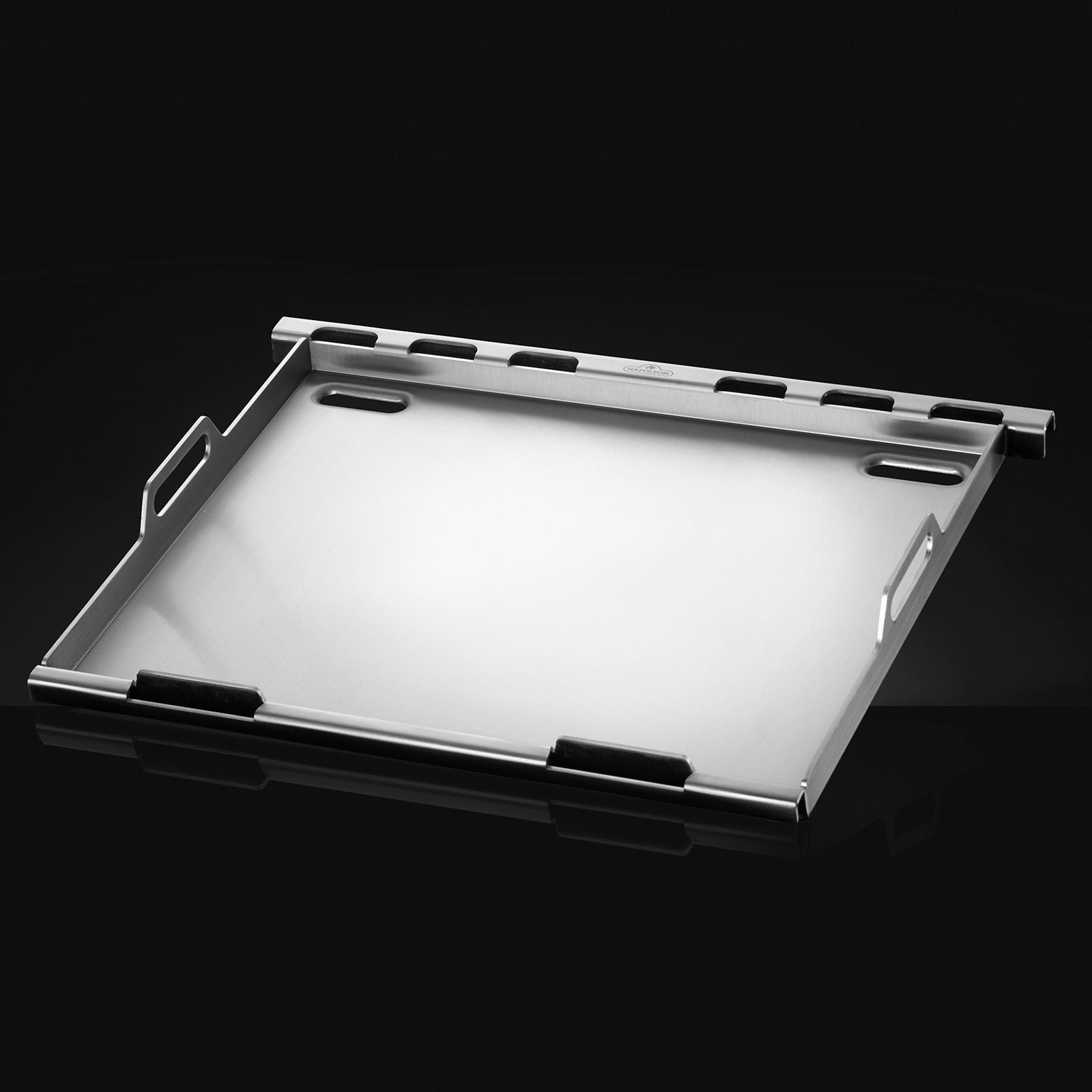 Napoleon Plancha til 425 er et rektangulært brett i rustfritt stål med opphøyde kanter, doble håndtak og flere spor langs overkanten - ideelt for rustfritt stål steketopp eller Napoleon Plancha, vist mot en svart bakgrunn.