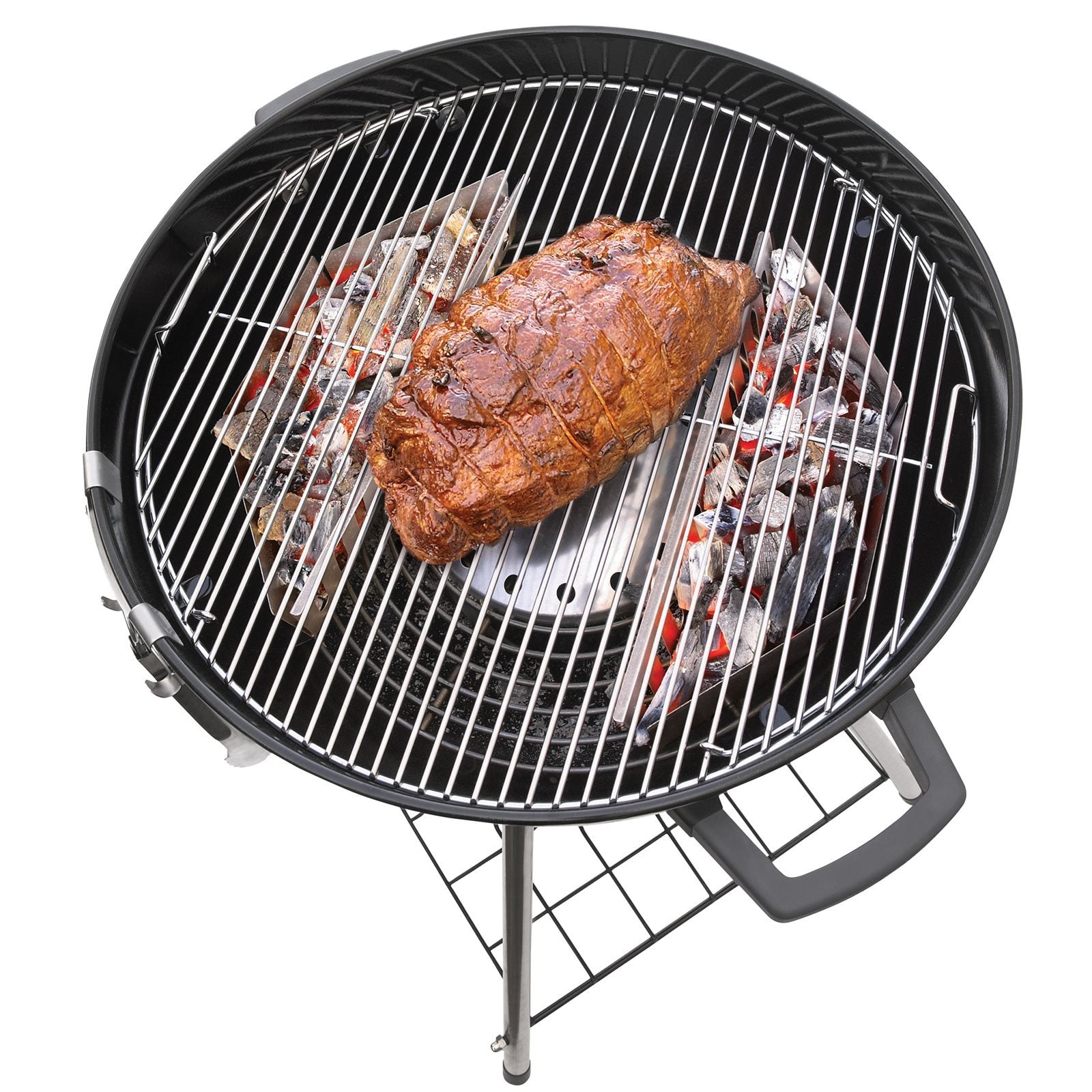 En stekt stek ligger på risten til en rund kullgrill, med grå og rødglødende kull anordnet i Napoleon kurv til grillkull for kulegrill, 2 stk. rundt sidene under for indirekte grilling.