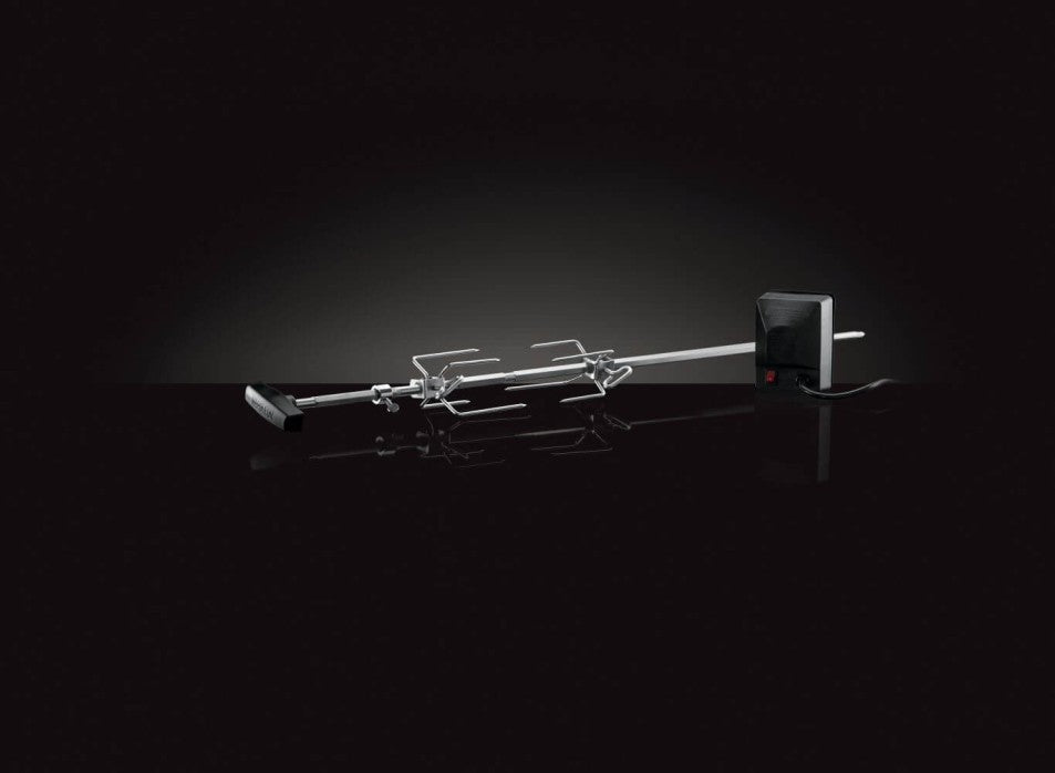 Rotisserisett i Rustfritt Stål til Napoleon Rogue og Freestyle med metallgafler og motorhet, kompatibel med Rogue-griller. Det elektriske grillspydet vises mot en enkel svart bakgrunn.