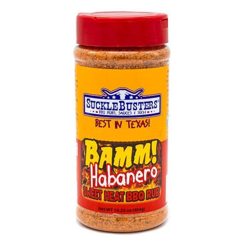 En boks med Sucklebusters BAMM! Sweet Heat BBQ Rub på 404 g, med en levende gul og rød etikett med slagordet «Best in Texas!». Denne kraftige krydderblandingen byr på den perfekte balansen mellom søte og krydrede habanero-smaker som løfter grillopplevelsen din til nye høyder. Nettovekt: 404 g (14,35 oz).