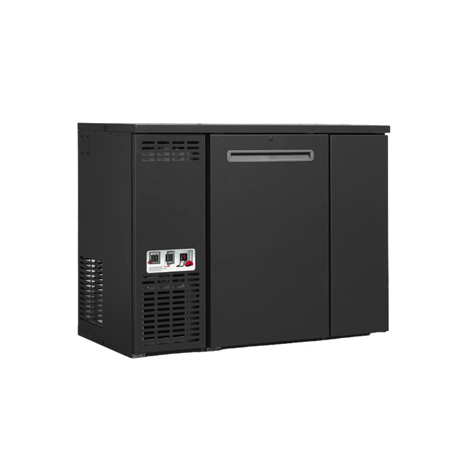 LINDR DFK-6 L Fatkjøler (Bestillingsvare) – et svart, profesjonelt kjøleskap for barer (bar kjøleskap) med én dør, synlige ventilasjonsåpninger og et kontrollpanel på venstre side, utformet som en profesjonell ølkjøler, avbildet mot en ensfarget hvit bakgrunn.