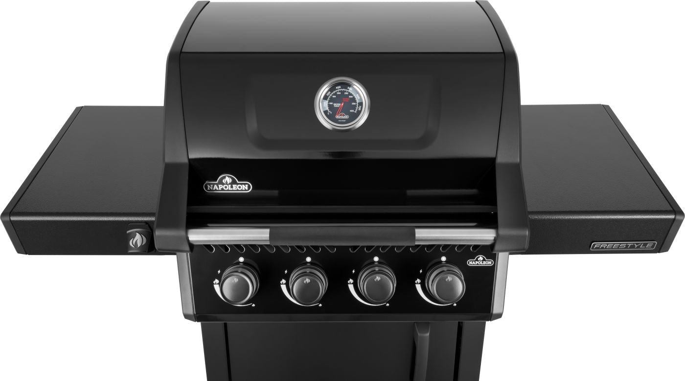 Napoleon Freestyle 425 gassgrill i svart med fire kontrollbrytere, sidehyller i rustfritt stål og innebygd termometer på lokket.