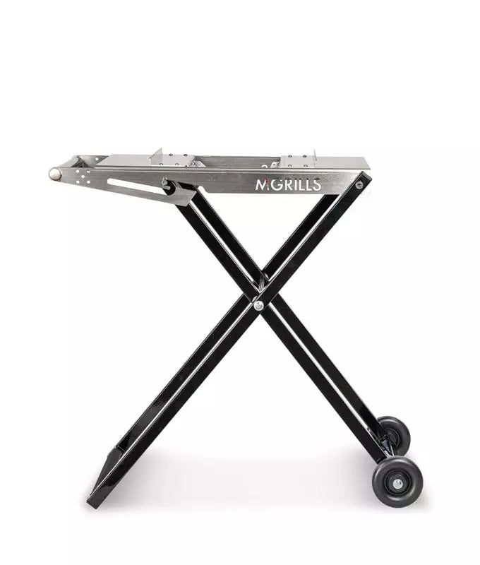 M16 Folding Cart M-Grills er et sammenleggbart stativ med rustfritt stålkonstruksjon, to hjul, en svart ramme og MGRILLS-merkevare på siden, mot en hvit bakgrunn.