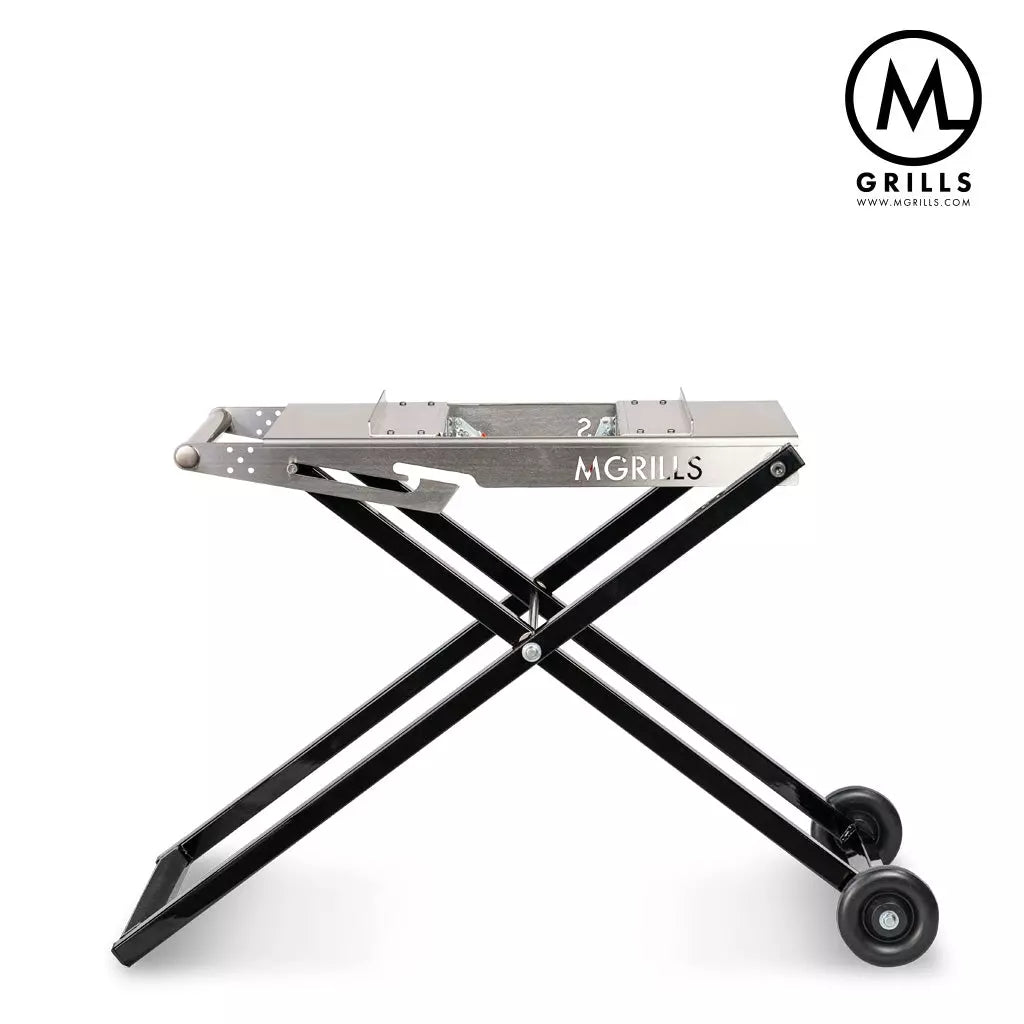 M16 Folding Cart M-Grills, med hjul og sammenleggbart stativ, er vist i profil med en bordgrill i rustfritt stål og M Grills-logo øverst til høyre.