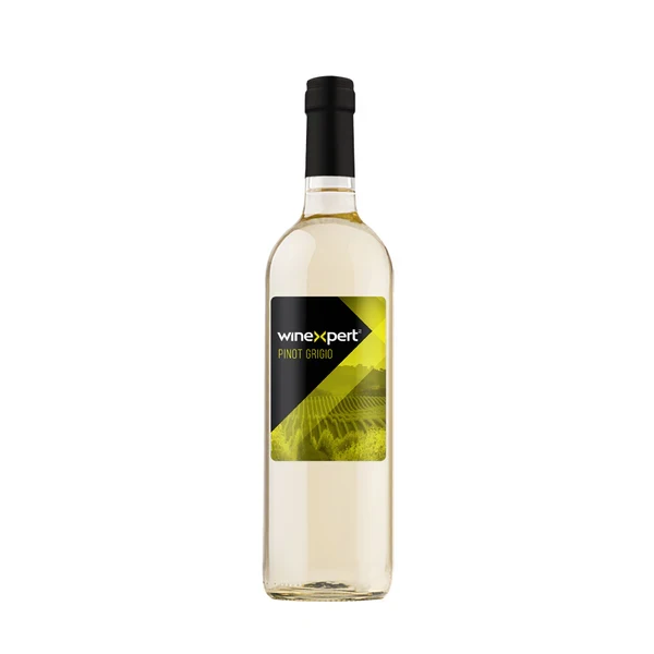 En klar glassflaske med Classic Vinsett – en kalifornisk Pinot Grigio fra Winexpert, med en svart etikett med gule detaljer – står oppreist mot en ensfarget hvit bakgrunn – perfekt for alle som ønsker å lage vin hjemme.