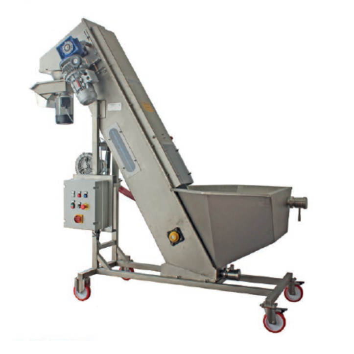 Enobeer Fruktkvern, Sorteringsbord og vasker - Komplett Enhet (Bestillingsvare): Industrimaskin i rustfritt stål med kontrollpanel, hopper, vasker og røde hjul for effektiv prosessering eller transport av materialer.