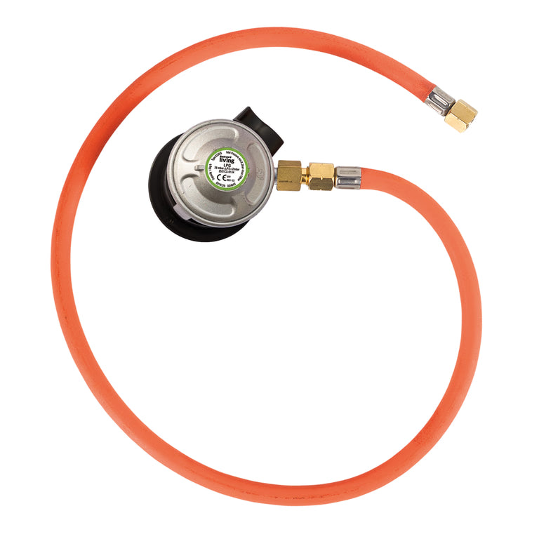 En Regulatorsett med slange, med en oransje, fleksibel gassslange for gassgrill og tilhørende koblinger, er plassert i en sirkelform på hvit bakgrunn.
