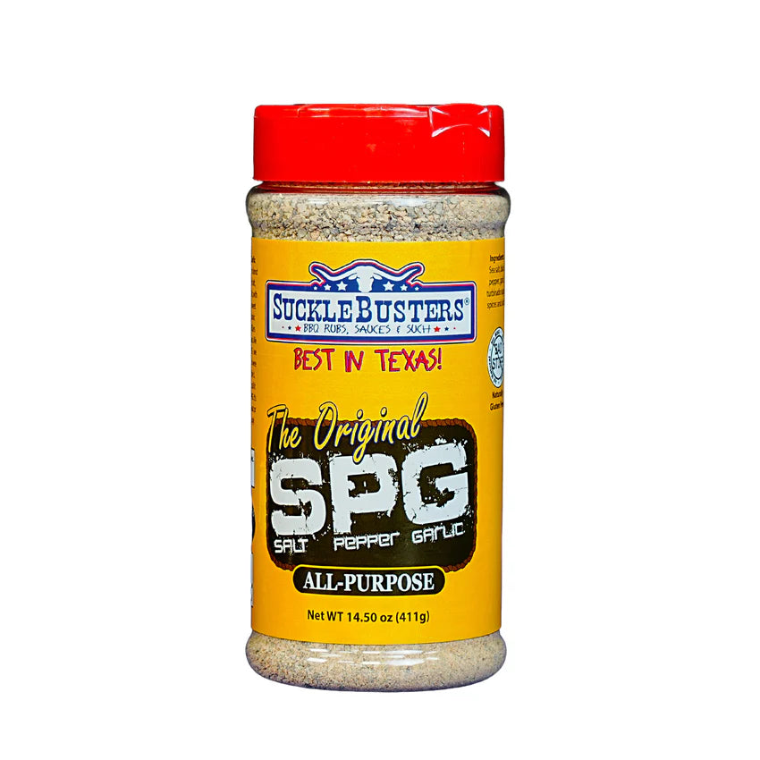 En 411 g-beholder med Sucklebusters SPG All Purpose Rub, med et karakteristisk rødt lokk og en gul etikett som fremhever blandingen av salt, pepper og hvitløk. Denne allsidige krydderblandingen er et uunnværlig tilbehør til grillmat som gir en kraftig smak til enhver rett.