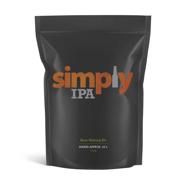 En svart pose merket Simply IPA 1,8kg ekstraktsett, med angivelse av at den gir ca 23 liter.