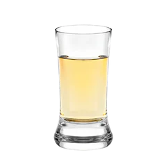 Et klart Stölzle Lausits Snapsglass 45 ml fra 6 stk-settet, som inneholder en liten mengde lys ravfarget væske, er plassert på en vanlig hvit bakgrunn.