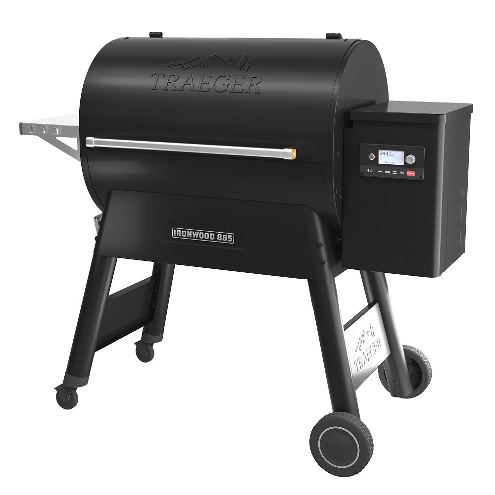 Traeger Ironwood D2 885 pelletsgrill i svart har WiFIRE-teknologi, hjul for mobilitet, en praktisk sidehylle og et digitalt kontrollpanel for enkel grilling.